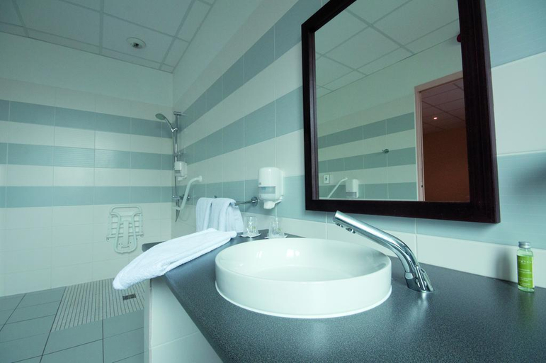 Bathroom, Marty Hotel Bordeaux, Tapestry Collectn by Hilton, Gironde