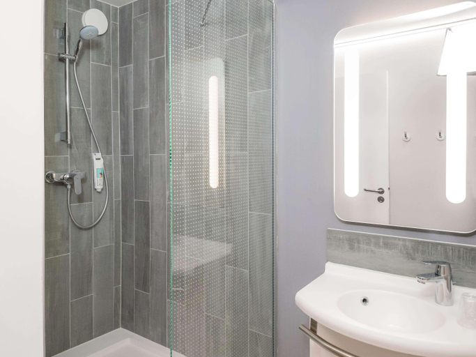 Bathroom 5, ibis Caen Porte d'Angleterre, Calvados