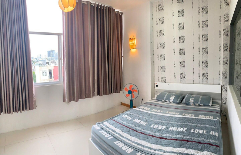 One BR Apt with balcony, near local market $350, Quận 8