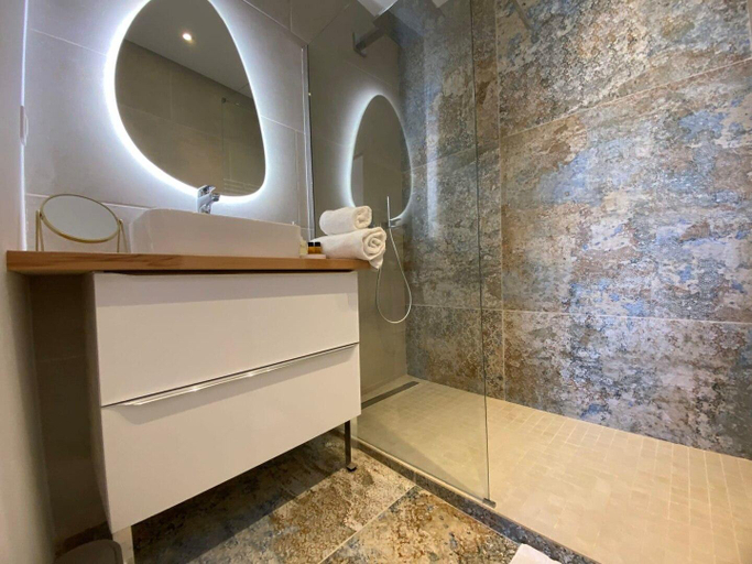 Bathroom 2, Magnifique appartement standing au coeur du Suquet, Alpes-Maritimes