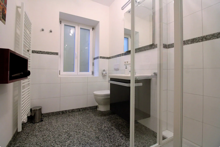 Bathroom 3, Luxury city apartment - view of river and castle, Würzburg