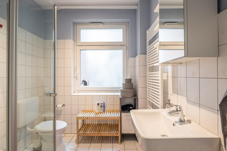 Bathroom, Spacious 2 Bedroom Apartment, Hamburg