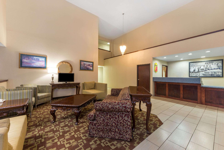Public Area, Super 8 by Wyndham Perry, Noble