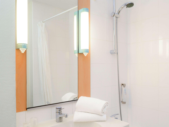 Bathroom 5, ibis Caen Porte d'Angleterre, Calvados