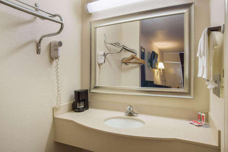 Bathroom 5, Red Roof Inn Tifton, Tift
