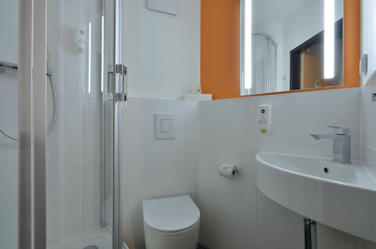 Bathroom 5, B&B Hotel Freiburg-Nord, Freiburg im Breisgau