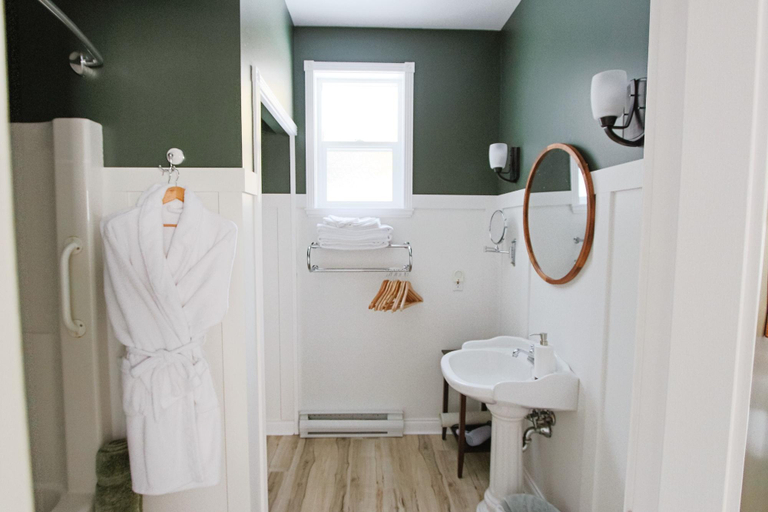 Bathroom 3, The Inn at the Ninth Hole B&B, Columbia-Shuswap
