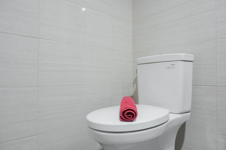 Bathroom 5, Modern and Comfort Studio at Ciputra International Apartment By Travelio, Jakarta Barat