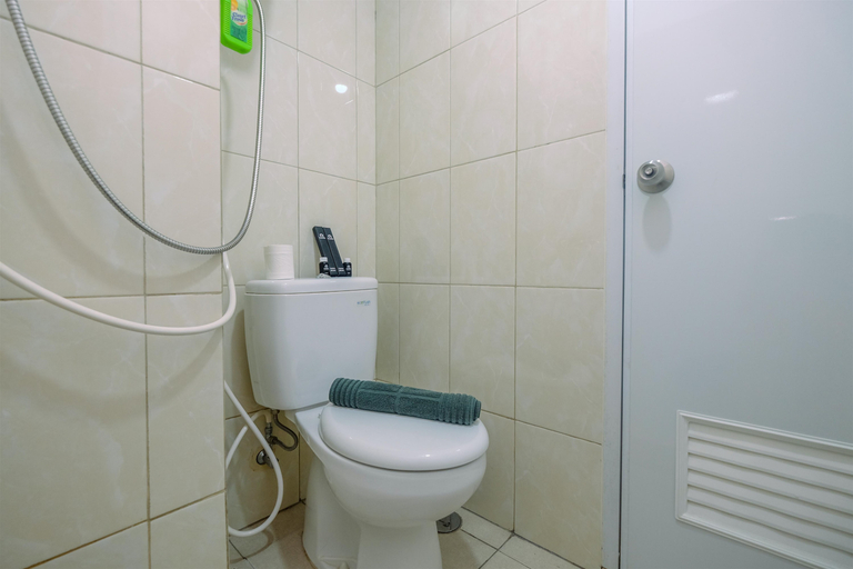 Bathroom 5, Elegant and Nice Studio at Springlake Sumarecon Apartment By Travelio, Bekasi