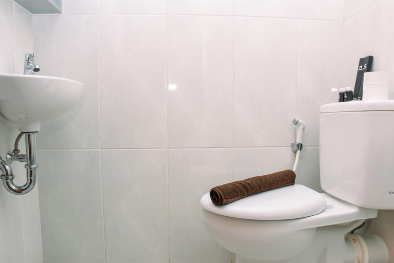 Bathroom 5, Comfy Studio Room at Evenciio Margonda Apartment By Travelio, Depok