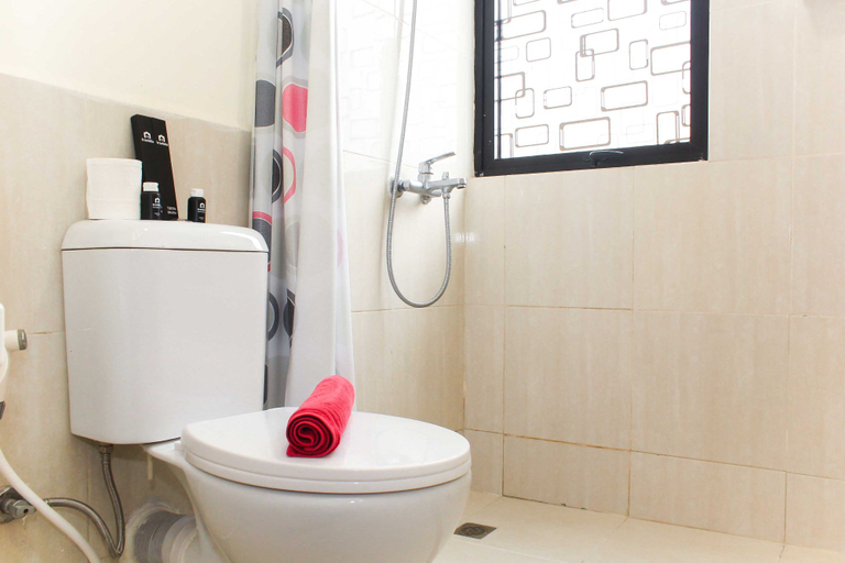Bathroom 5, Comfort and Spacious 2BR at Meikarta Apartment By Travelio, Cikarang