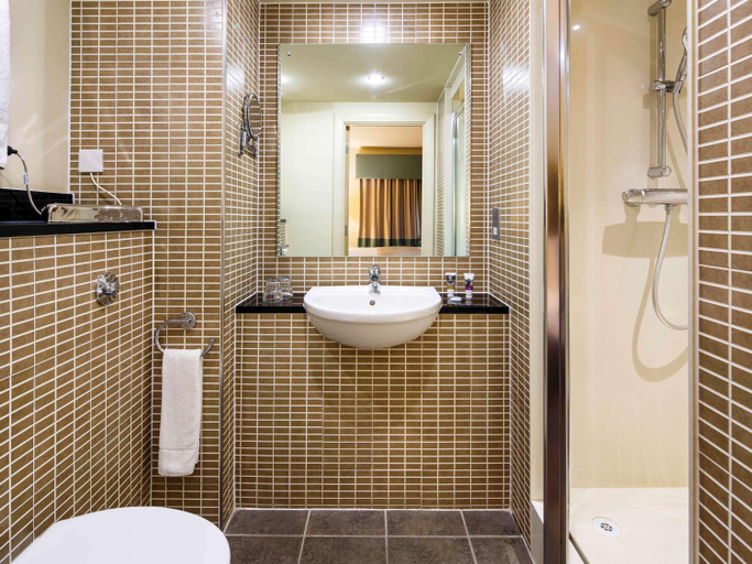Bathroom 3, Mercure Sheffield Parkway, Sheffield