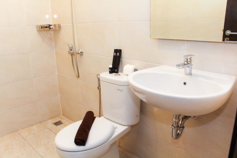 Bathroom 5, Comfortable 2BR Apartment at Mustika Golf Residence By Travelio, Cikarang