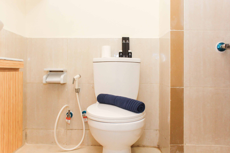Bathroom 5, Comfort 2BR Apartment at Meikarta By Travelio, Cikarang
