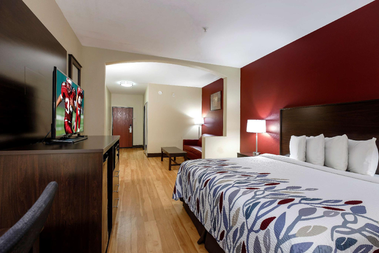 Bedroom, Red Roof Inn & Suites Lake Charles, Calcasieu