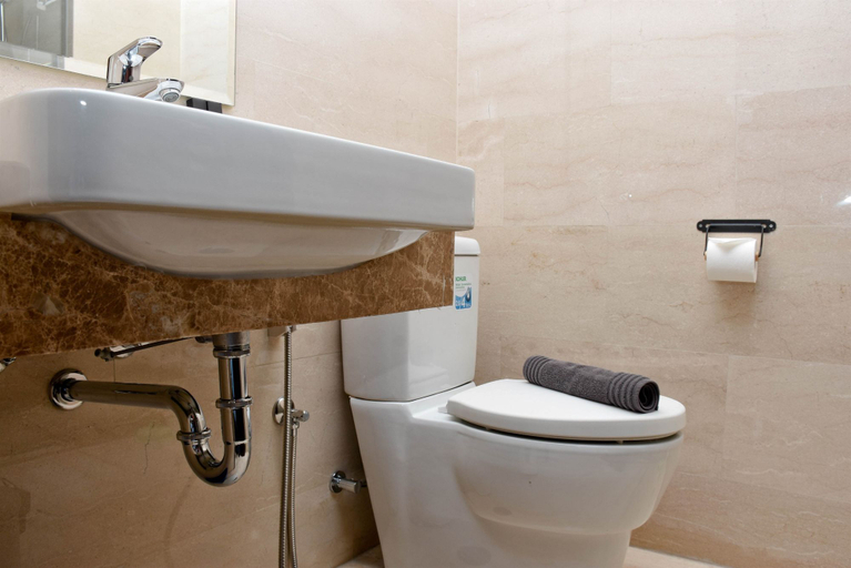Bathroom 5, Cozy Living Studio at Menteng Park Apartment By Travelio, Jakarta Pusat