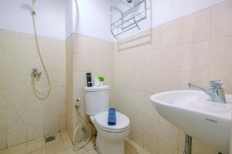 Bathroom 4, Warm and Cozy Studio Park View Condominium Apartment By Travelio, Depok