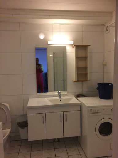 Bathroom 4, Sotra Rorbusenter, Sund