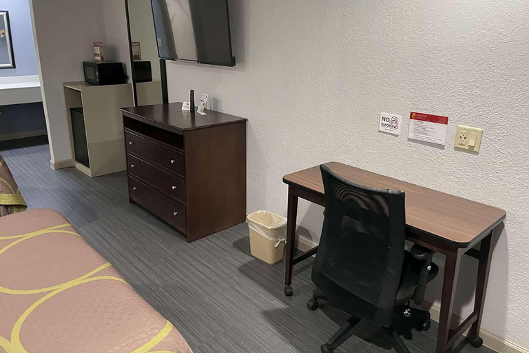 Bedroom 4, Super 8 by Wyndham Houston/Dtwn/I-610, Houston