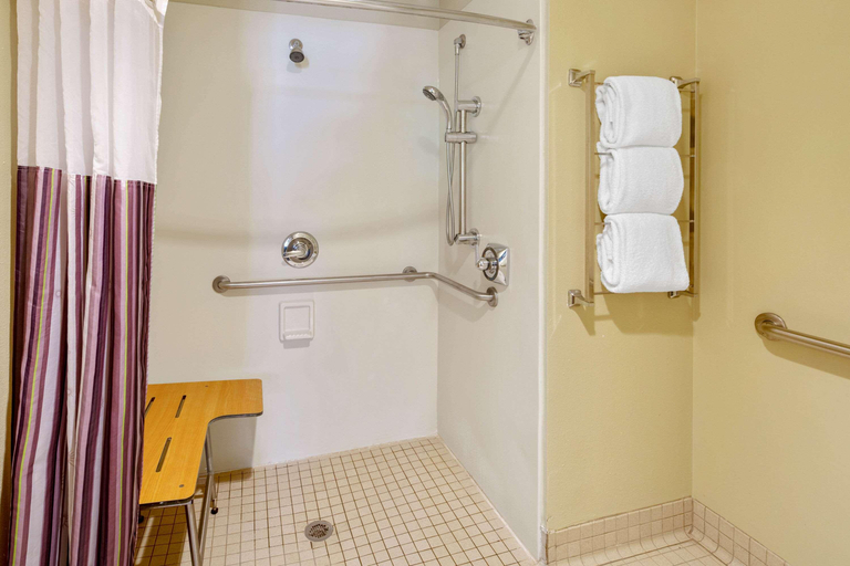 Bathroom, La Quinta Inn & Suites Miami Cutler Ridge, Miami-Dade