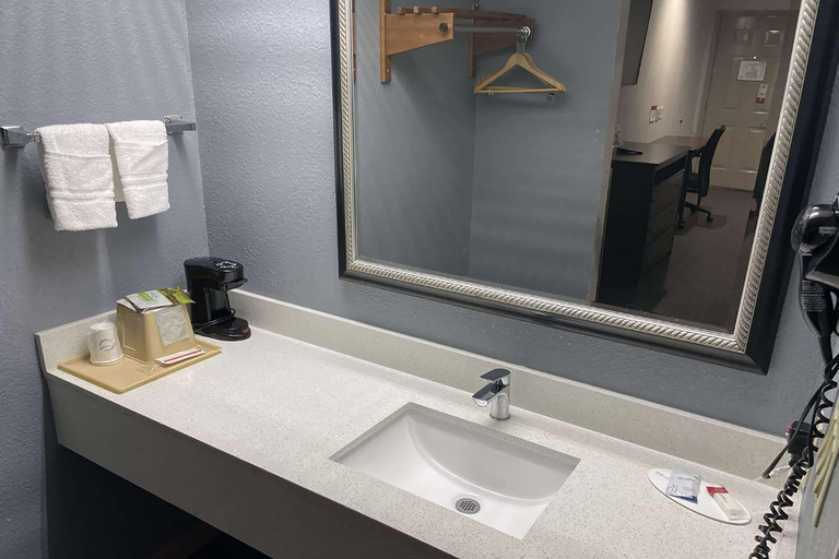 Bathroom 5, Super 8 by Wyndham Houston/Dtwn/I-610, Houston