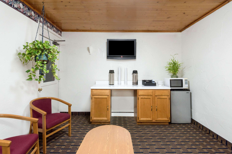 Public Area 2, Knights Inn Brownwood, Brown