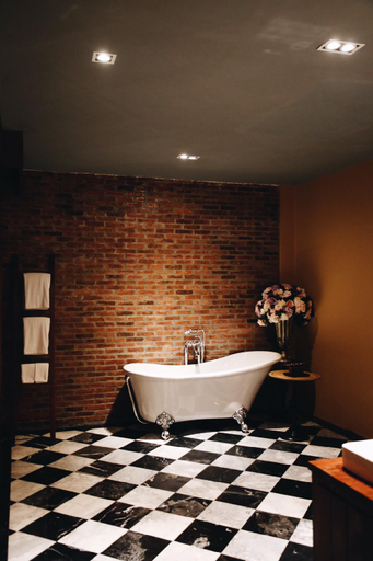 Bathroom 4, De L Amour, Ban Kruat