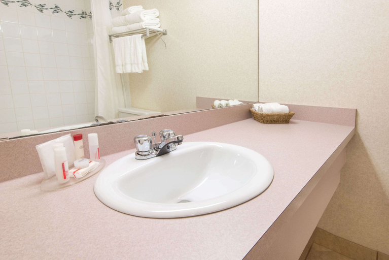 Bathroom 4, Ramada by Wyndham Lloydminster, Division No. 10