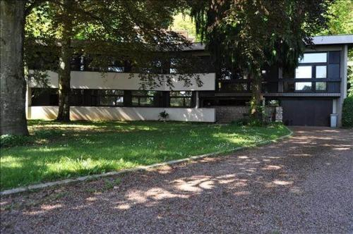 Maison d'architecte au bord de l'eau, Ain
