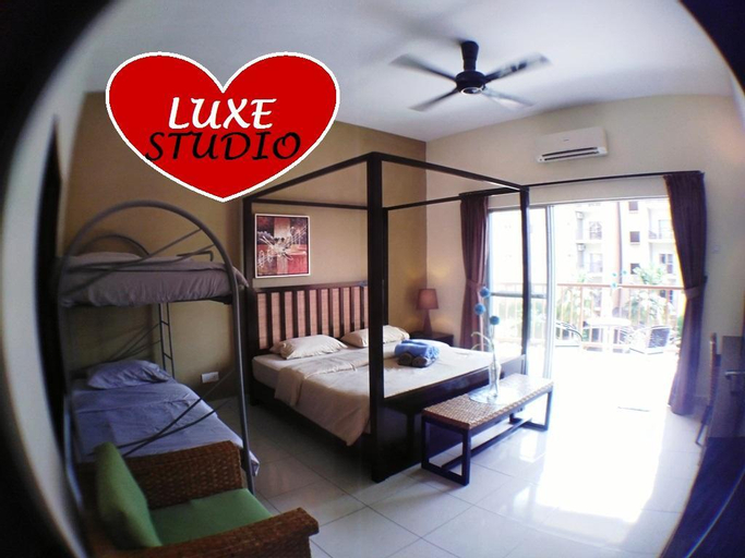 Four pax Luxe Studio @ Gold Coast Morib. Large bed, Kuala Langat