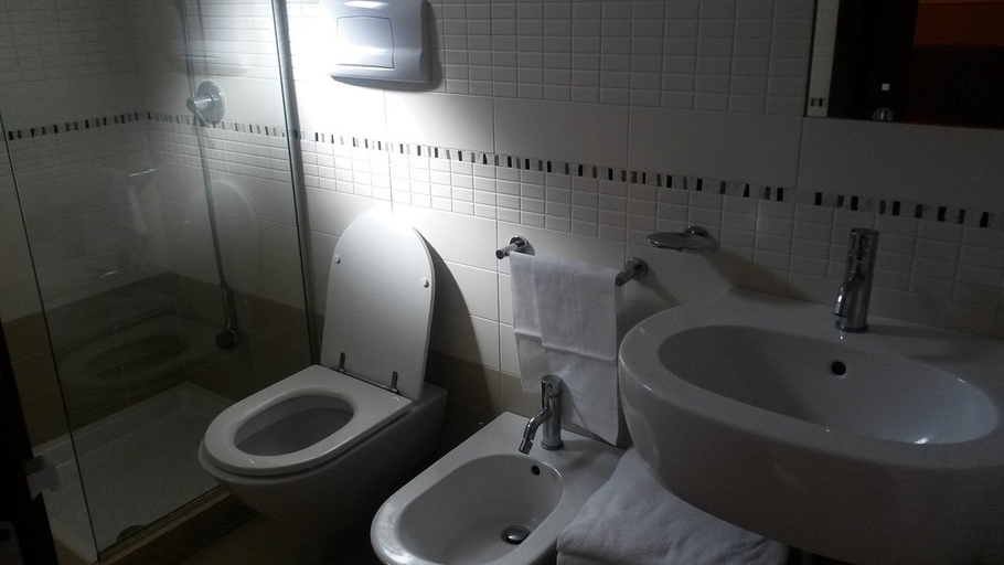 Bathroom 4, Hotel Insula, Trapani