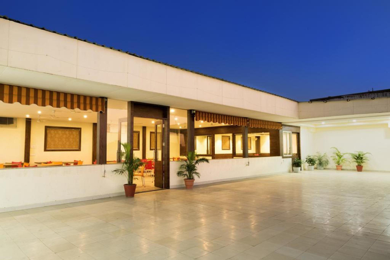 Exterior & Views