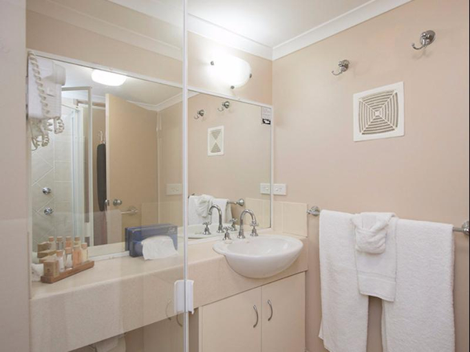 Bathroom 5, Harbour Sails Motor Inn, Gladstone