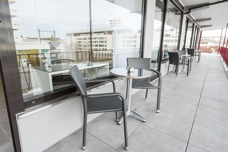 Exterior & Views 25