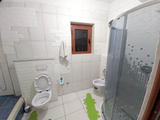 Bathroom 5, Spacious house in Berat with secure parking., Beratit
