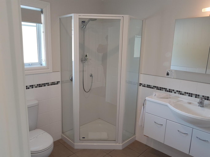 Bathroom 4, Kerikeri Park Lodge , Far North