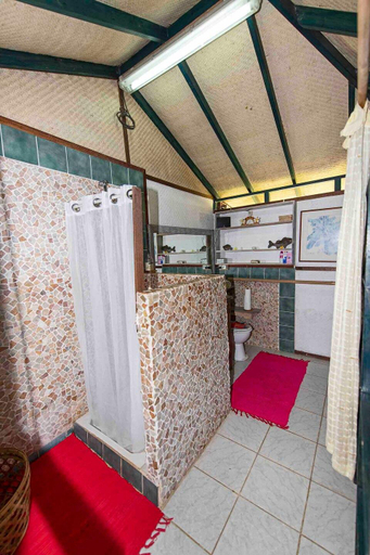 Bathroom 3, Fare Bamboo avec PALAPA et piscine partagée
