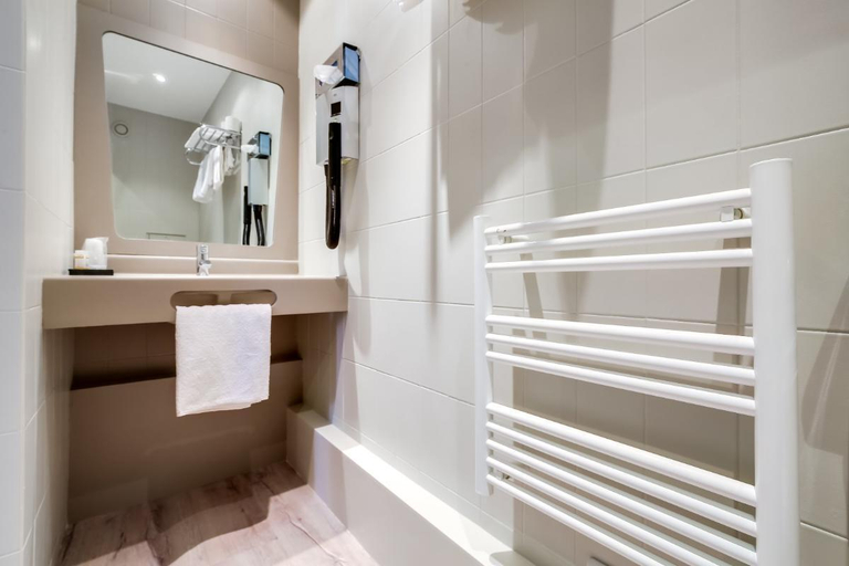 Bathroom 2, HOTEL DES ARTS, Hauts-de-Seine