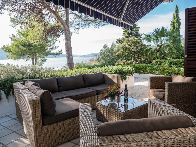 Others 3, Luxury Villa on the Beach w./ sunny Garden,Parking, Seget