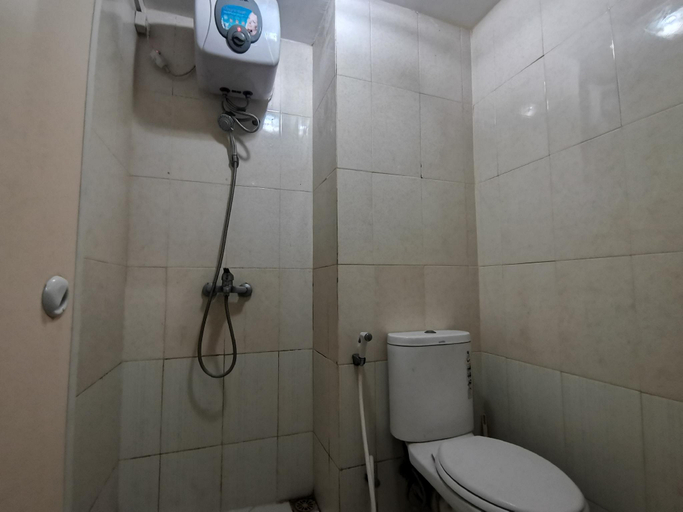 Bathroom, Cari 002 Emerald Tower Apartement, Bandung