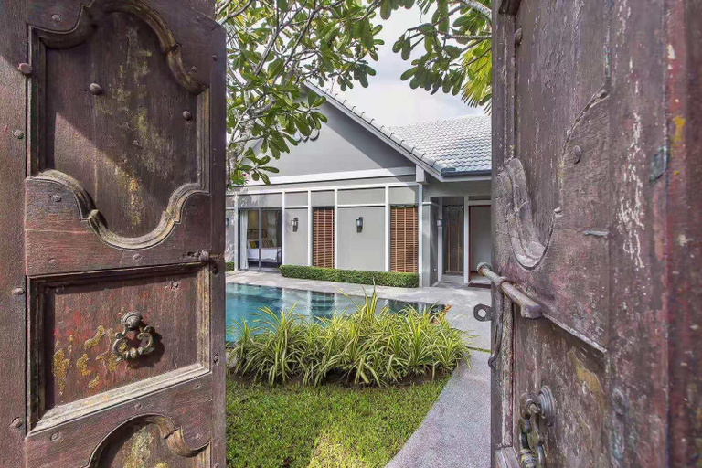 Exterior & Views