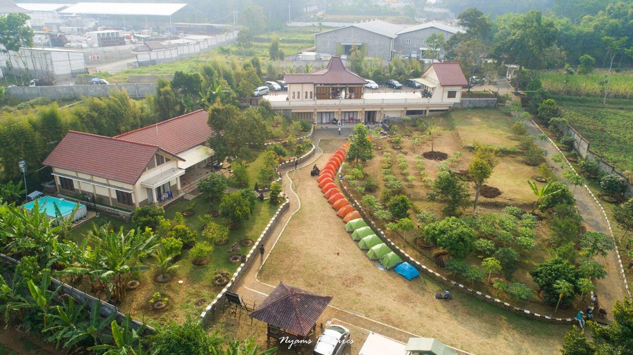 Omah Gayeng Villa (5Rooms,34Bed & Camping Ground), Malang