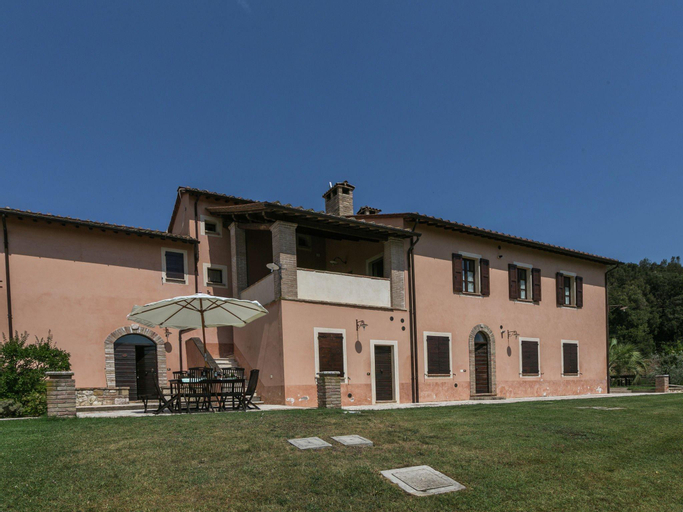 Luxury, modern apartment with pool and stunning views, 1 hour from Rome, Terni