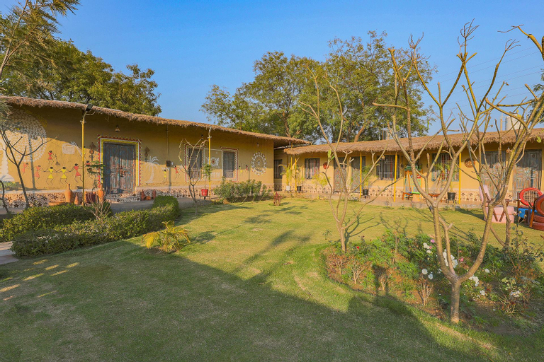 Stylish room in a farmhouse /72023, Gurgaon