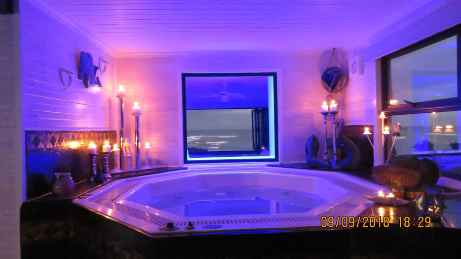 Houtbosch bay honeymoon suite with jacuzzi, Cacadu