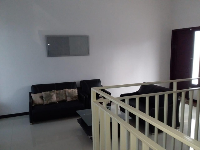 4 Bedroom, Whitehouse Family Villa, Center of Batu, Malang