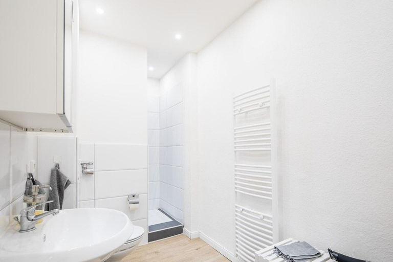 Bathroom 4, Spacious 2 BR Close To Stadtpark +Street Parking, Hamburg