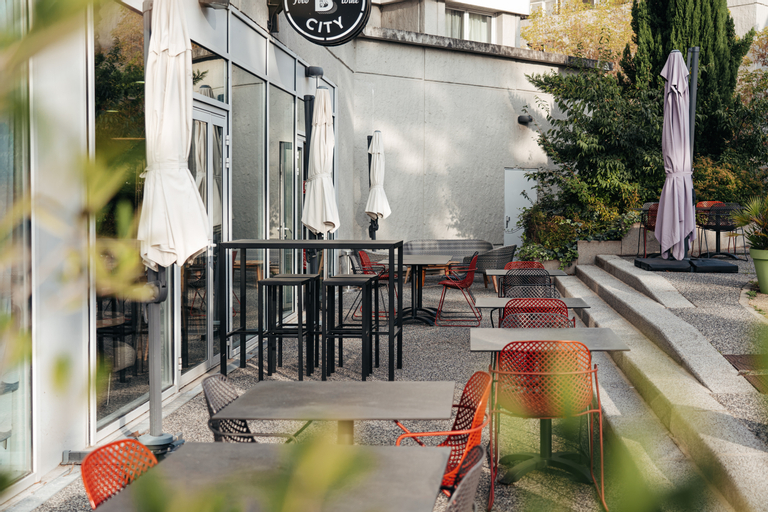 Exterior & Views 30