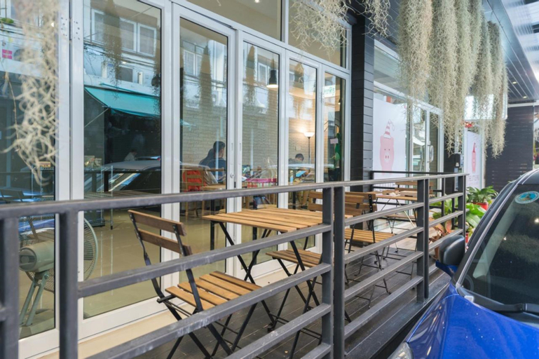 Exterior & Views 11