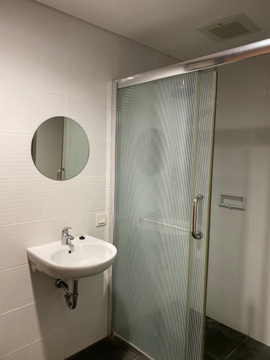 Bathroom 5, MG Suites 1 Bedroom Apartment Semarang, Semarang